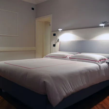 Fontana Di Trevi 4* Rom