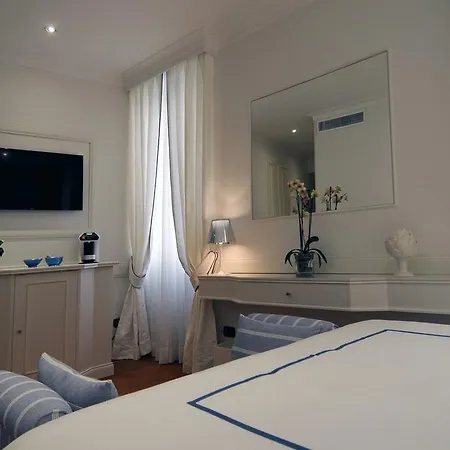 Fontana Di Trevi Guest house 4*